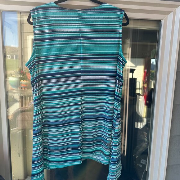 Slinky sleeveless tunic with rings at neckline - Picture 4 of 5